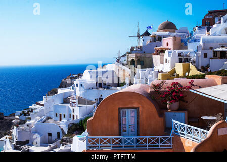 Oia Santorin weiße Gebäude am Hang nach Norden gegen den blauen Himmel Stockfoto