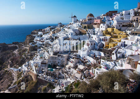 Oia Santorin weiße Gebäude am Hang nach Norden gegen den blauen Himmel Stockfoto