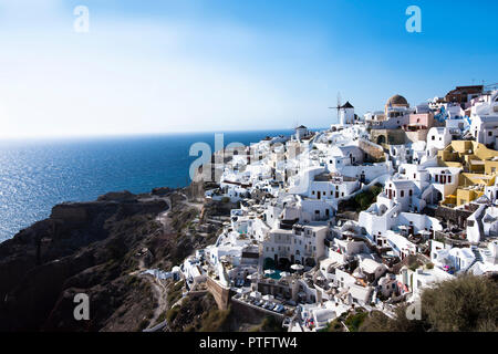 Oia Santorin weiße Gebäude am Hang nach Norden gegen den blauen Himmel Stockfoto