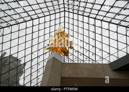PARIS, Frankreich, 7. Oktober 2018 - Louvre Museum der Tourist, der Bilder der Malerei und der Statue am ersten Sonntag jedes Monats Eingang voll ist fre Stockfoto