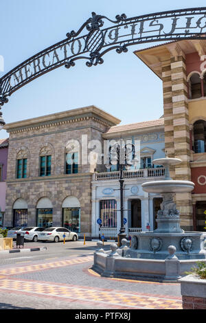 Eingang Signal für die Mercato Mall im Jumeirah 1 Viertel von Dubai. Das italienisch angehauchte Mall ist das Zuhause von mehr 140 Geschäfte, Cafés und Restaurants. Stockfoto