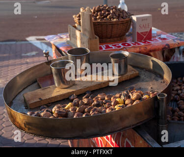 Gebratene Kastanien über den rot glühenden Grill zubereitet, 'Caldarroste', gebratene Kastanien auf Verkauf in vielen italienischen Straßen zwischen Herbst und Winter Stockfoto