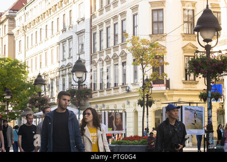 Leute entlang der Fußgängerzone Knez Mihailova in Belgrad, Serbien bummeln. Stockfoto