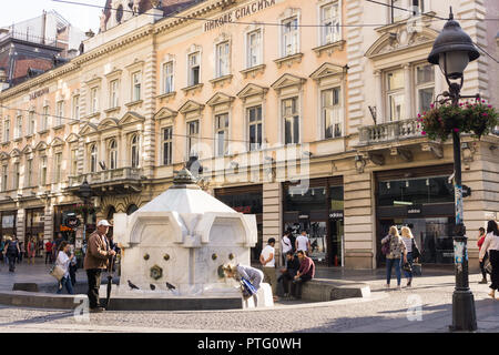 Leute entlang der Fußgängerzone Knez Mihailova in Belgrad, Serbien bummeln. Stockfoto