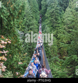 VANCOUVER, Kanada - 11. SEPTEMBER 2018: Besucher die 450 ft Capilano Suspension Bridge in Vancouver Stockfoto