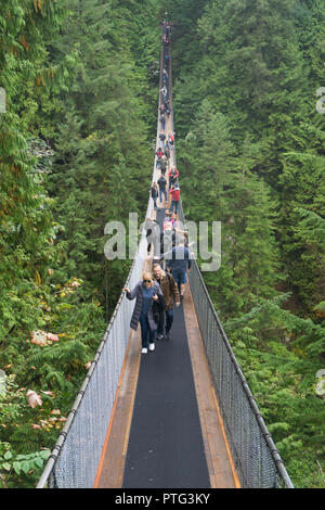 VANCOUVER, Kanada - 11. SEPTEMBER 2018: Besucher die 450 ft Capilano Suspension Bridge in Vancouver Stockfoto