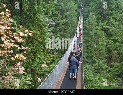 VANCOUVER, Kanada - 11. SEPTEMBER 2018: Besucher die 450 ft Capilano Suspension Bridge in Vancouver Stockfoto