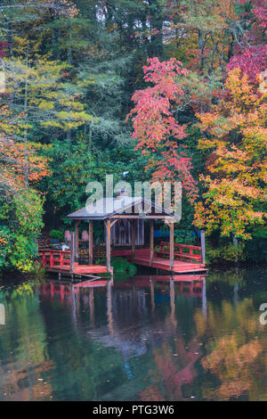 Herbst Szene. Bootshaus im Big Creek, einem Nebenfluss fließen in den See Sequoyah, Nantahala National Forest, Macon County, North Carolina, United States Stockfoto