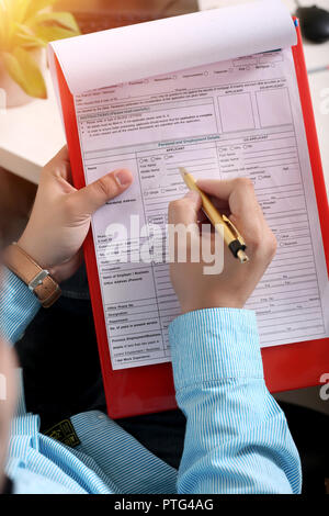 Mann mit Kugelschreiber, Zwischenablage und Blatt in der Hand. Stockfoto