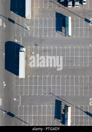 Luftaufnahme der verschiedenen Fahrzeuge auf dem Parkplatz mit Schatten und leere Parkplätze im Sommer Stockfoto