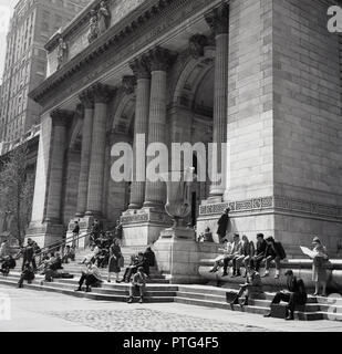 1960, historische, Menschen auf den Stufen der imposanten Marmor sitzen Säulenportal der New York Public Library (Hauptgebäude) in Midtown Manhattan, New York City, New York, USA. Stockfoto