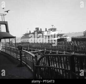 1960, historische, das John F. Kennedy, eine große Fähre auf dem Hudson River von Marine & Aviation Betrieben, angedockt in einem Pier in New York City, New York, USA. Stockfoto