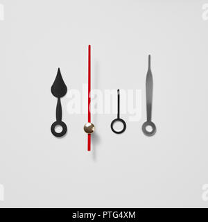 Der mechanische Zeiger auf einem grauen Hintergrund mit kopieren. Flach Stockfoto