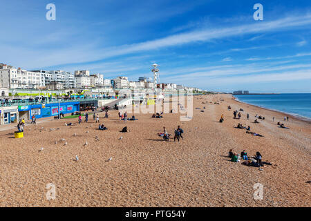 Brighton, England, 07. Oktober 2018. Die Leute am Strand von Brighton mit blauem Meer und Kieselstrand Küste, selektiver Fokus Stockfoto