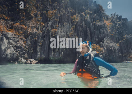 Weibliche schnorcheln Unterwasser - Abenteuer Reisen Lifestyle genießen gerne Spaß Moment - Reise um Philippinen Wunder Stockfoto