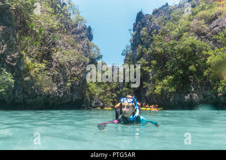 Weibliche schnorcheln Unterwasser - Abenteuer Reisen Lifestyle genießen gerne Spaß Moment - Reise um Philippinen Wunder Stockfoto