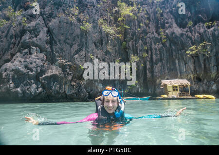 Weibliche schnorcheln Unterwasser - Abenteuer Reisen Lifestyle genießen gerne Spaß Moment - Reise um Philippinen Wunder Stockfoto
