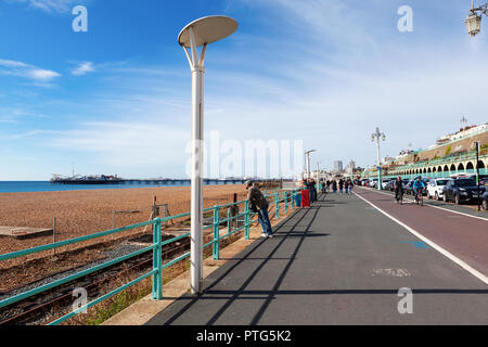 Brighton, England, 07. Oktober 2018. Menschen wandern aus Brighton Marina zum Pier, Blick auf das Meer, Kieselstrand, selektiven Fokus Stockfoto