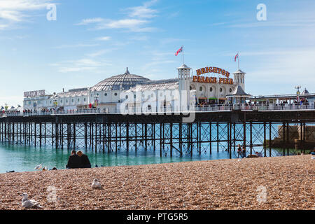 Brighton, England, 07. Oktober 2018. Blick auf den Pier von Brighton mit blauem Meer und Kieselstrand, selektiven Fokus Stockfoto