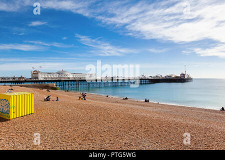 Brighton, England, 07. Oktober 2018. Blick auf den Pier von Brighton mit blauem Meer und Kieselstrand, selektiven Fokus Stockfoto