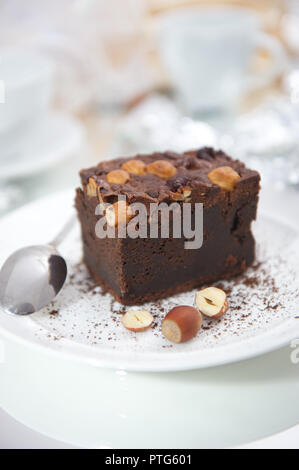 Dessert Schokoladenkuchen in einer Platte auf einem hellen Hintergrund Stockfoto