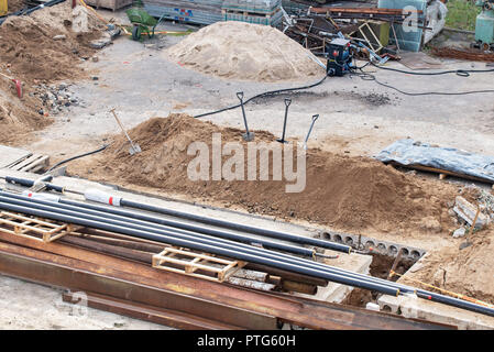 Baustelle. Ansicht von oben. Schubkarre und Schaufeln Stockfoto
