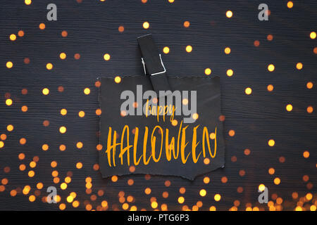 Halloween Urlaub minimal Draufsicht Bild der Brief mit Text Happy Halloween über Holz- Hintergrund. Karte und Einladung Konzept Stockfoto