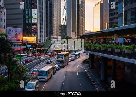 Hongkong - August 8, 2018: Hong Kong Central Plaza in Downtown Bereich mit hohem Verkehrsaufkommen bei Sonnenuntergang Zeit Stockfoto