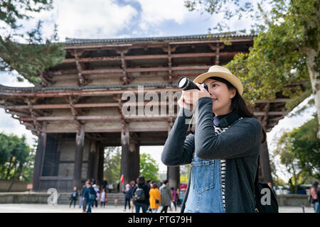 Eine schöne weibliche Tourist, Foto vor dem Tempel Stockfoto