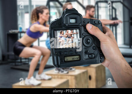 Zusammengesetztes Bild beschnitten Hand des Fotografen, die Kamera zu halten Stockfoto