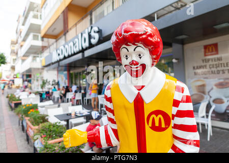 ANTALYA/TÜRKEI - September 30, 2018: Ronald Mc Donald Maskottchen steht vor einem Mc Donalds shop in Antalya Stockfoto