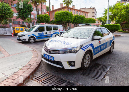 ANTALYA/TÜRKEI - September 30, 2018: Subaru Polizei Auto von der türkischen Polizei Trafik Polisi steht auf einer Straße in der Nähe eines Kontrollpunkts Stockfoto