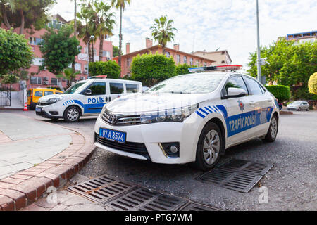 ANTALYA/TÜRKEI - September 30, 2018: Subaru Polizei Auto von der türkischen Polizei Trafik Polisi steht auf einer Straße in der Nähe eines Kontrollpunkts Stockfoto