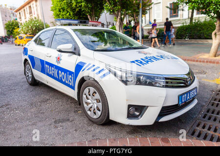 ANTALYA/TÜRKEI - September 30, 2018: Subaru Polizei Auto von der türkischen Polizei Trafik Polisi steht auf einer Straße in der Nähe eines Kontrollpunkts Stockfoto