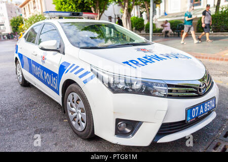 ANTALYA/TÜRKEI - September 30, 2018: Subaru Polizei Auto von der türkischen Polizei Trafik Polisi steht auf einer Straße in der Nähe eines Kontrollpunkts Stockfoto