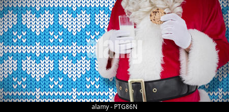 Zusammengesetztes Bild von Santa hält Cookie und ein Glas Milch Stockfoto