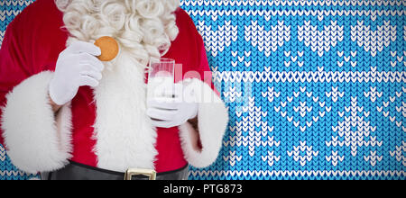 Zusammengesetztes Bild von Santa mit Glas Milch und cookie Stockfoto