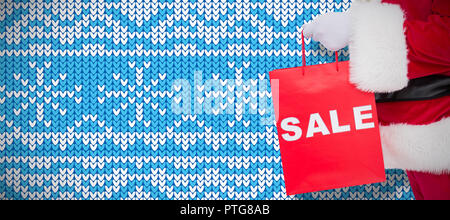 Zusammengesetztes Bild des Weihnachtsmannes halten Verkauf Tasche Stockfoto