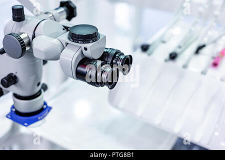 Zahnmedizinische Mikroskop auf dem Hintergrund der modernen Zahnheilkunde. Medizinische Ausrüstung. Zahnmedizinische Operationsmikroskop mit Rotary doppel Fernglas. Stockfoto