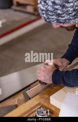 Eco-friendly woodworker Shop. Details und auf die Textur des Materials, Sägemehl, und Planern oder Meißel, während die Beine für eine Tabelle. Stockfoto