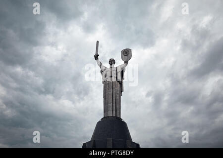 Mutter Heimat statue am grauen bewölkten Himmel Hintergrund in Kiew, Ukraine Stockfoto