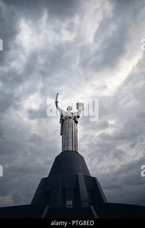 Mutter Heimat statue am grauen bewölkten Himmel Hintergrund in Kiew, Ukraine Stockfoto