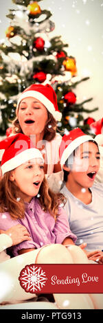 Das zusammengesetzte Bild der erweiterten Familie singen Weihnachtslieder Stockfoto