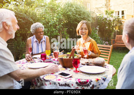 Active Senior Freunde Garten party Stockfoto