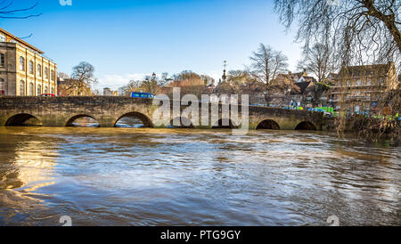 Fluss Avon Hochwasser unter Bradford on Avon Brücke in Wiltshire, Großbritannien am 27. Dezember 2013 Stockfoto