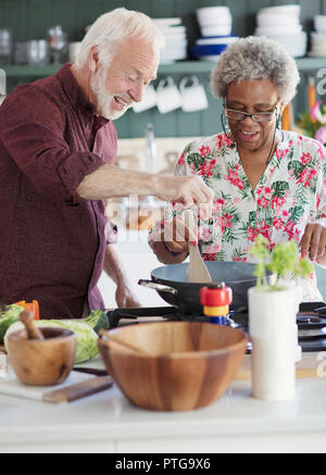 Active Senior paar Kochen in der Küche Stockfoto