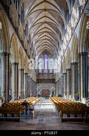 Die Kathedrale von Salisbury Haupthalle mit Glasfenster Reflexion in Salisbury, Wiltshire, UK am 16. Februar 2014 getroffen Stockfoto