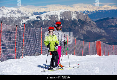 Glückliche Kinder bereit zum Skifahren in die Berge Stockfoto