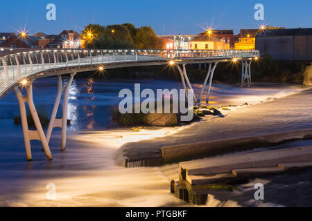 Fußgängerbrücke über den Fluss Aire, nachts, Castleford, West Yorkshire, England, September Stockfoto
