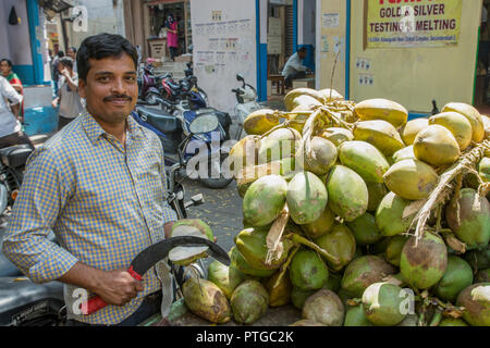 Coconut Verkäufer in einem indischen Markt. In Ahmedabad, Gujarat, Indien fotografierte Stockfoto